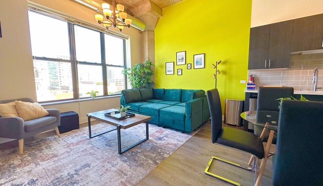 Spacious 2BR Unit with Skyline View Near McCormick Place & Soldier Field