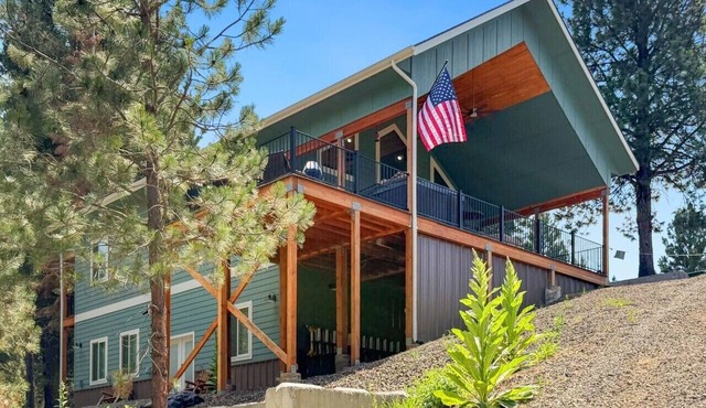 Spacious 4BR Retreat on 1 Acre | Hot Tub, Pool Table & Near Lake Cascade