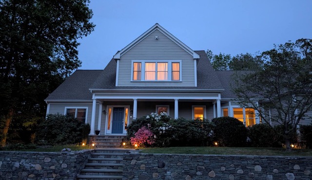 Spacious 5-Bedroom Private Retreat! Private setting close to beaches & Newport