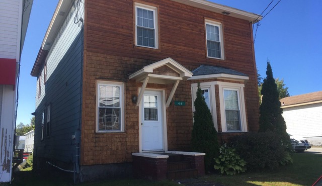 Spacious 6-bedroom house with WiFi and AC in wonderful Island Pond.