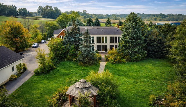 Spacious 6BR Hamilton Retreat w/Pool Table