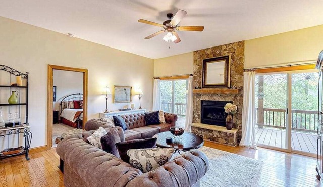 Spacious condo with fireplace, washer/dryer & access to pool/hot tub