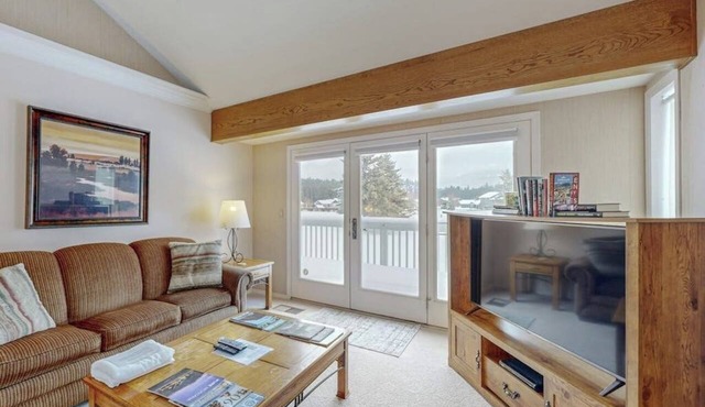 Spacious Dog-Friendly Condo on the 7th Hole of Eagle Bend Golf Course
