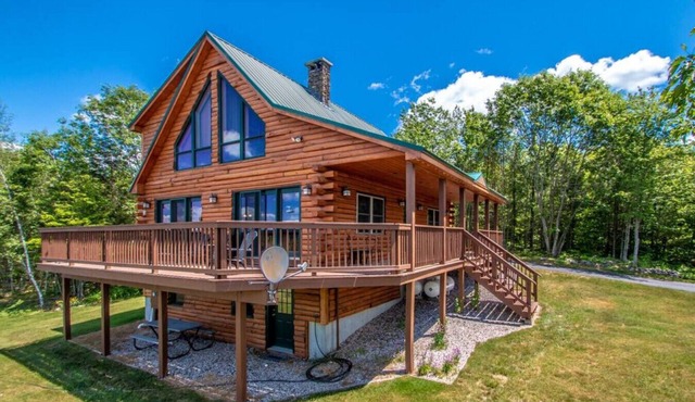 Spacious Log Home Overlooking 40 White Mnt Peaks with Extreme Privacy: Host Weddings