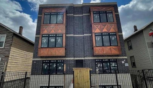 Spacious Modern Pilsen Retreat | Sleeps 8 | Near Downtown Chicago