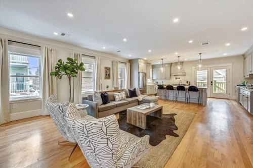 Spacious New Renovation Near T