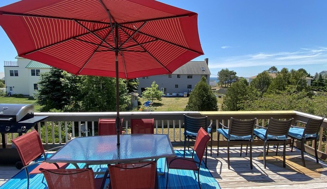 Spacious Ocean View Getaway, 3 min walk to beach with large fenced in yard