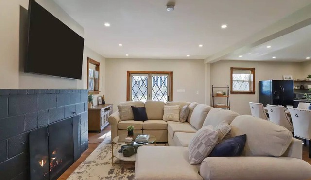 Spacious & Private 4BR Retreat - Noted for Cleanliness and Thoughtful Touches