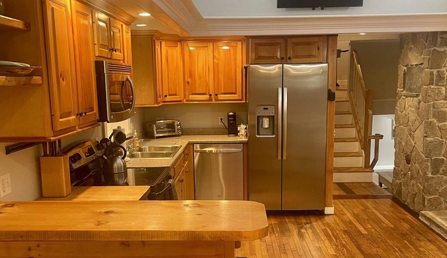 ★Spacious Sunapee Harbor Village Home w/ King Bed