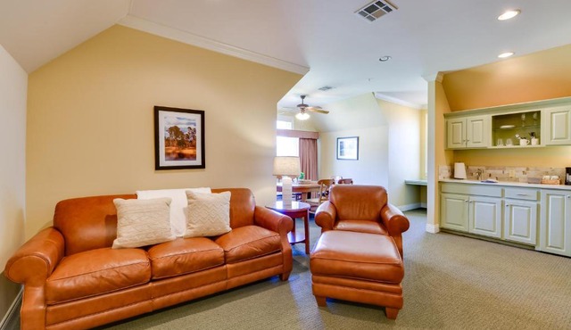 Springfield Studio Rental w/Golf Course View!