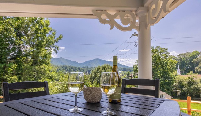 "STEPS TO BRYSON" - MTN VIEW, HOT TUB, FIREPIT, NEW REMODEL - WALK TO DOWNTOWN!