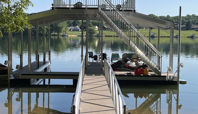 Steps to Lake, Beach, New Dock with Wide water views. Perfect Family Vaca spot!
