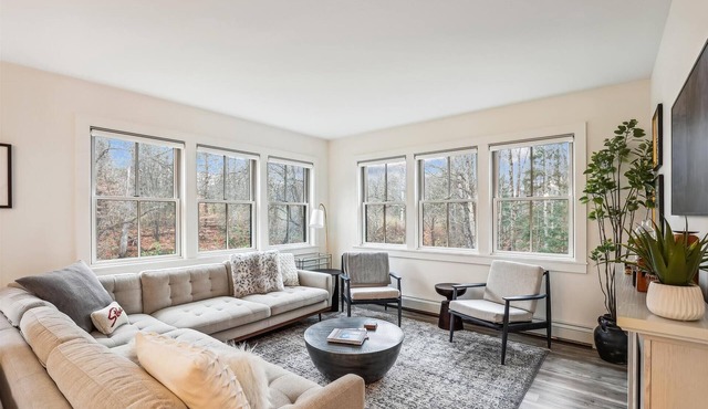 Streamside Hollow: 3 br w/fireplace, firepit, & garage!
