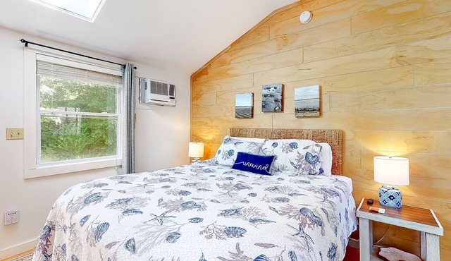 Studio cottage close to beach & golf with outdoor pool, firepit, & basketball