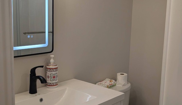 Stylish Private Studio in Quiet Neighborhood + Free Parking