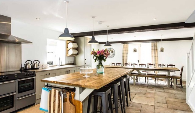 Superb barn conversion with games room, near Monyash, sleeps up to 20 in 7 bedrooms. in Monyash