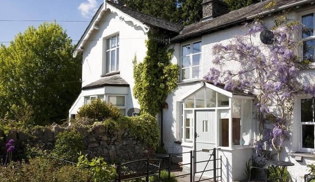 THE BLITHE HARE, pet friendly, with open fire in Troutbeck Bridge in Windermere