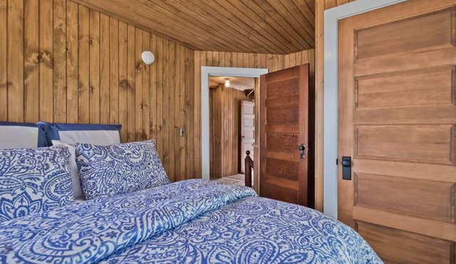 The Coastal Cottage! Pet Friendly, Waterfront!