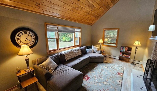 The Fox Den w/Hot Tub, Pool & Lake