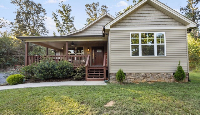 The Last Eddy is 2-bedroom/2 bath house tucked away in charming Ocoee TN