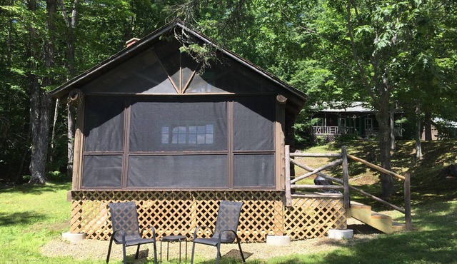 The Love Nest - a Cozy Lakefront Log Cabin