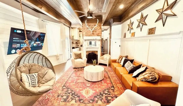 The Modern Victorian Charmer Hot Tub 5 bedroom 4 bath