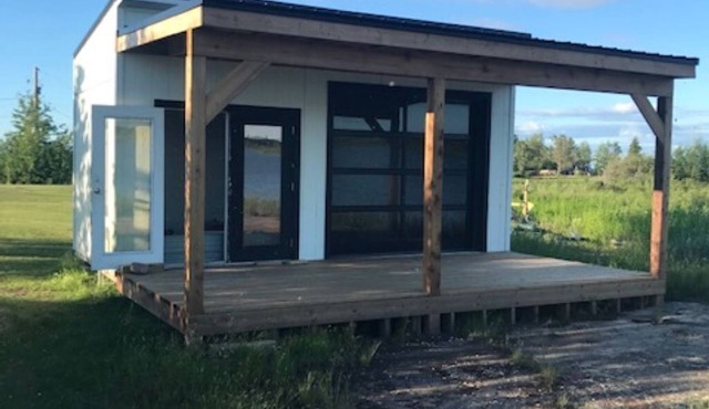 Tiny lakefront cabin at Loon Straits on Lake Winnipeg. Perfect for couples!