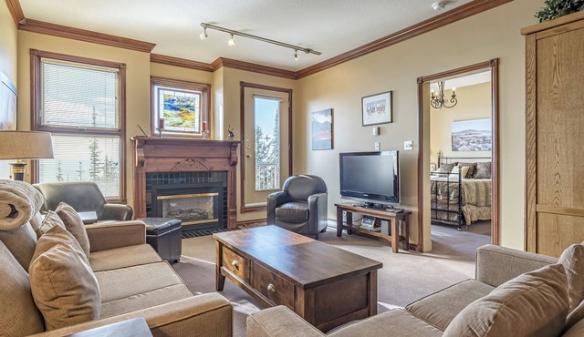 Top Floor Grandview Condo with stunning mountain views, patio, BBQ and AC