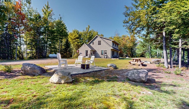 Tranquil Lakefront Retreat with Breathtaking Views and Cozy Firepit