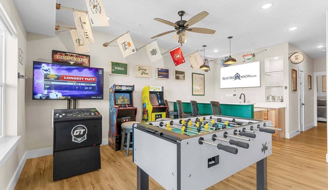 Ultimate Game Room Retreat w Putting Green Great Lake Views Free Tickets & Community In/Outdoor Pool