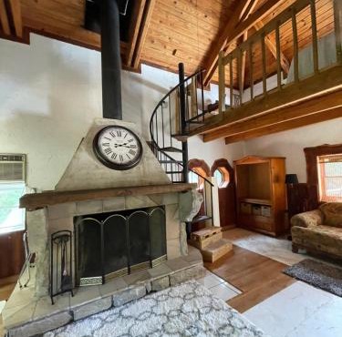 Unique Mountaintop Cabin on small farm with WiFi and outdoor pavilion