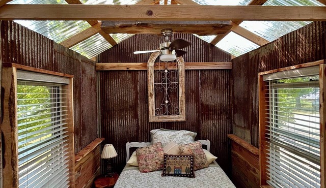 Unique Treehouse - tiny home combo accommodation in the Ozarks under the stars! in Patterson