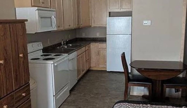 Unit 5: Cozy Studio Microhotel with full kitchen