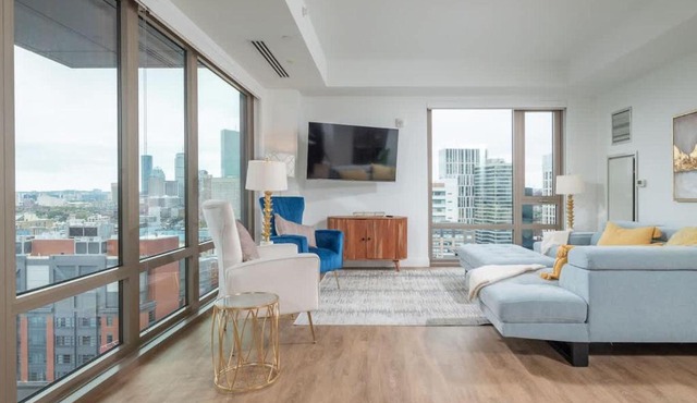 Upscale 4BR Penthouse with Gym & Parking near MGH & TUFTS