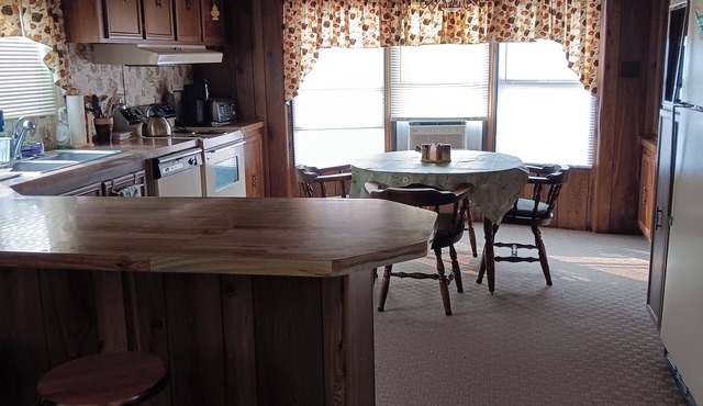 Vacation Abode! Same Host as Fly Fisher Abode. Family friendly. 2 bd/1lrg bath. in Fort Smith