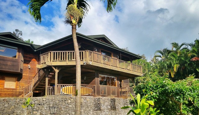 VERY PRIVATE, expansive ocean VIEWS, close to BEST BEACH