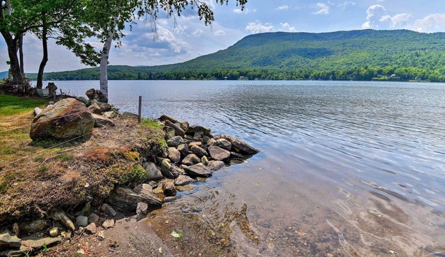 Waterfront Apartment: Beach & Fire Pit Access!