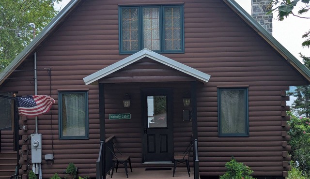 Waterfront cabin/Military discount/Kayaks/Fire pit/beach/No pet fee/deck