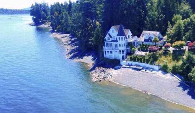 Waterfront Castle on the beach with hot tub on 1.58 Acres at downtown Chemainus