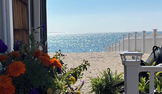 Waterfront Charming 4 Bedroom Cottage with AC, WiFi & Beach in Serene Old Lyme