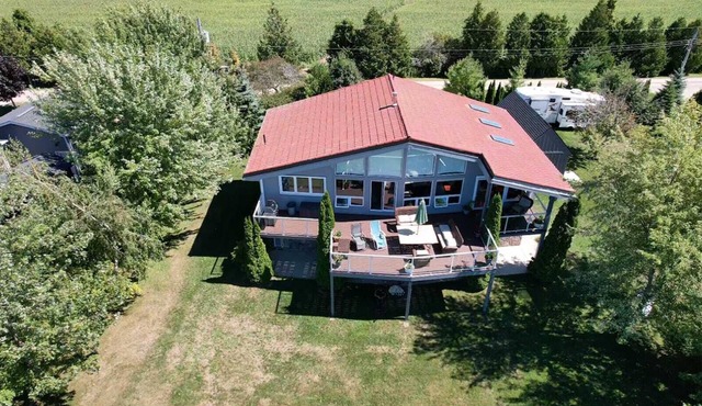 Waterfront cottage LakeHuron Hotub/pets/outshower private beach 2-18 people in Goderich