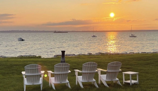 WATERFRONT Cottage ON THE BAY– Stunning Views & Steps to Beach, Park & Bike Path