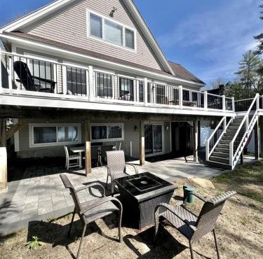 Waterfront Cottage with Equipped Deck and Private Dock in Maine
