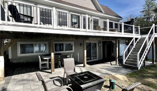 Waterfront Cottage with Equipped Deck and Private Dock in Maine