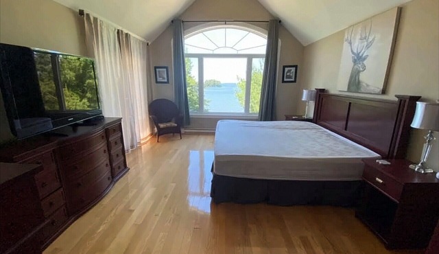 Waterfront Executive Cottage on Nipissing