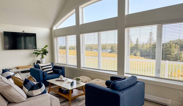 Waterfront, Private, AC, and Close to Cavendish
