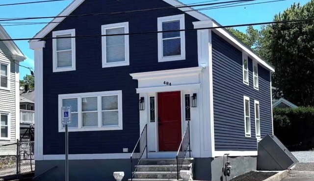 Waterfront Thames Street 4BR/2BA Home InDowntown Bristol RI