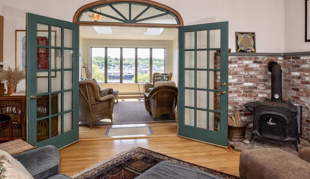 WaterViews Overlooking Gloucester Inner Harbor/Sunroom/Deck/Walk to Town/AC