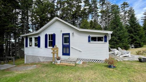 Whispering Spruces; Cozy Studio with Queen Bed & W