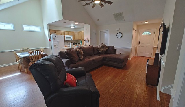 Work, Relax, Explore! 3 Bdrm House with screened in porch in New Bern. in New Bern